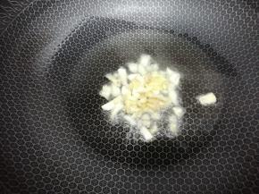 锅中加入油，然后把姜蒜放入爆香