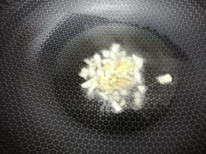 锅中加入油，然后把姜蒜放入爆香