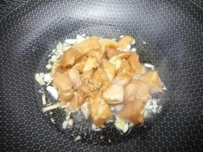 将腌制好的鸡肉块放入，翻炒变色