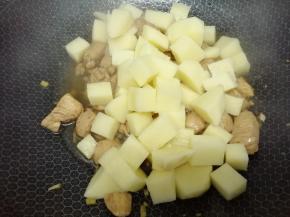 然后把土豆块加入翻炒均匀