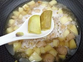 最后放入咖喱块大火烧开，转中火煮二十分钟