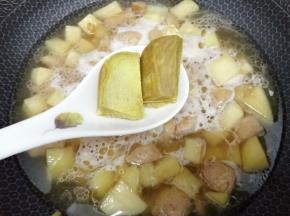 最后放入咖喱块大火烧开，转中火煮二十分钟