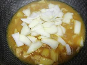 再加入洋葱煮五分钟即可关火