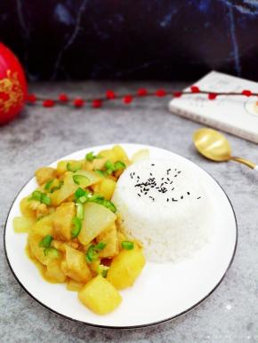 在把米饭放入盘中，然后把菜装入即可