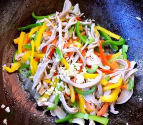 最后撒上蒜粒提味即可享用