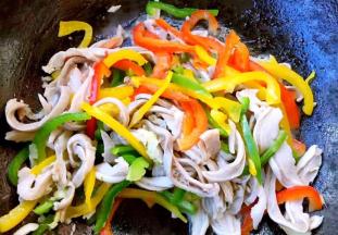 放入彩椒丝再放入盐和味精调味均匀