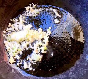 锅中倒入底油加热放入葱姜蒜爆香
