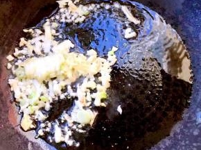 锅中倒入底油加热放入葱姜蒜爆香