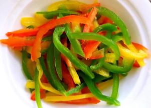 彩椒切成丝状在开水中烫一下立即捞出放入冷水中过凉沥干水份