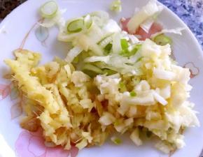 葱姜蒜切好备用