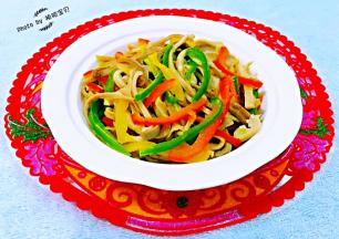 美味诱人的爆炒猪肚装入容器中