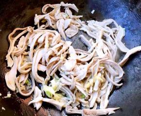 放入猪肚、糖翻炒均匀