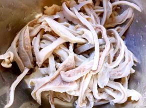 焯好水的猪肚立即放入冷水中过凉冲洗干净沥干水份