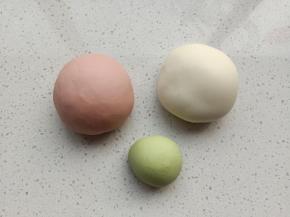 面团材料揉到超级无敌光滑后分出50克揉入青汁粉揉成绿色面团，剩余的分出一半开揉入红曲粉