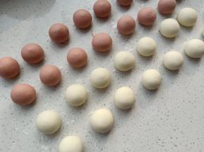 红色面团和白色面团分别平均分成15份