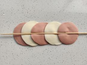 用竹签在中间压一下