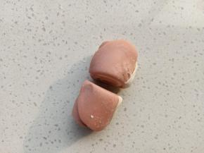 卷起后用刀从中间切开，这样就得到了2朵玫瑰花