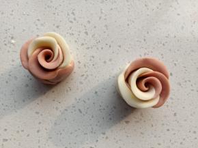 可以将花瓣稍微外翻整理一下，也可以不用，底部利用虎口稍微捏紧一些