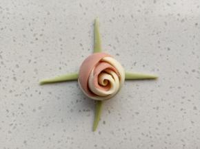 放上一朵玫瑰花，将叶子粘起来