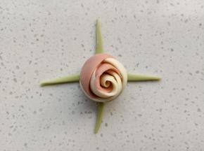 放上一朵玫瑰花，将叶子粘起来