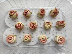 全部做好后盖保鲜膜放温暖处发酵至1.5倍大，手指轻按慢慢回弹，拿起来明显有变轻的感觉，
开水上锅蒸12分钟，关火后闷2分钟