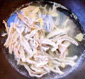 锅中烧开水放入猪肚焯水去除油脂和杂质