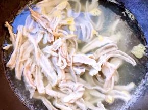 锅中烧开水放入猪肚焯水去除油脂和杂质