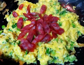 放入腊肠大火快速翻炒