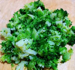 焯好水的西兰花立即放入冷水中过凉沥干水份切成小块