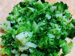 焯好水的西兰花立即放入冷水中过凉沥干水份切成小块