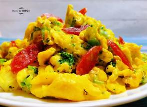 营养丰富的腊肠炒鸡蛋装入盘中就大功告成了