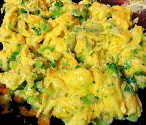 鸡蛋微微定型后轻微翻炒均匀