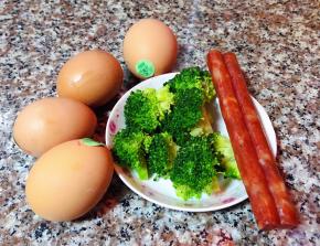 准备原材料鸡蛋、西兰花、腊肠（葱忘记拍照片了）
