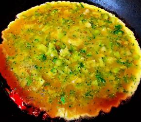 锅中倒入底油加热再倒入蛋液中火煎起来