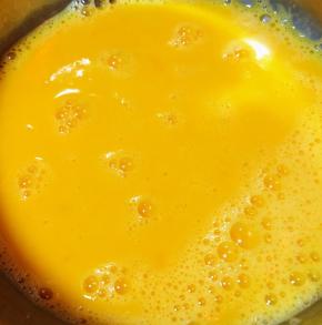 鸡蛋打散少添加少许清水搅匀这样鸡蛋炒出来口感更佳