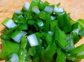 葱切成粒备用
