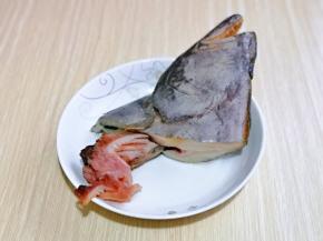 再把鱼鳃取下来，一定要把它剪下来扔掉哈！