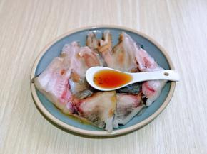 加入2小勺料酒去腥。