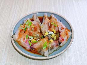 最后撒上提前切好的葱姜，盖上盖子腌制30分钟。