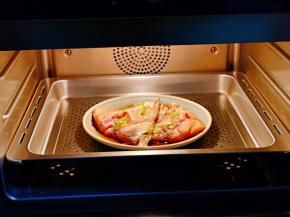 腌制好的鱼头蒸8-10分钟即可。