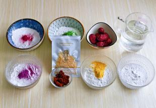 准备好其它食材，50克糯米粉分成5份，一份加入紫薯粉，一份加入甜菜根粉，一份加入大麦青汁粉，一份加入南瓜粉，另一份是原味，