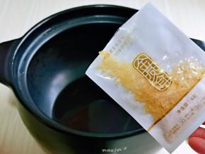 我们首先准备一口砂锅，剪开金燕耳包装，直接倒入砂锅中。