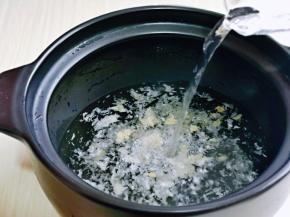 加入500ml纯净水，正常比例是1g金燕耳100ml的水，我少放了一点，因为吃不完，水量可以适当调整，但是不建议太少哈。个人觉得我这个水量正好。