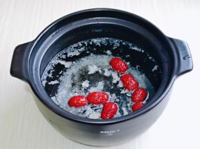再加入洗干净的红枣，开火烧开后转小火，慢炖20分钟即可。(盖子最好不要盖严，避免溢出)