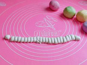 取一块面团，搓长条状，切出均匀的小块。