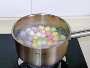 开始煮小圆子，锅中加入水烧开，再下圆子，中小火煮至圆子漂浮在水面上即为煮熟，捞出备用。