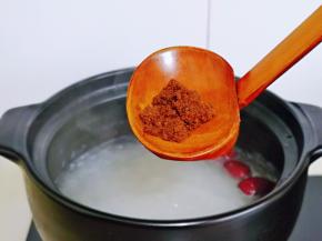 这时金燕耳也熬好了，加入红糖，泡软的枸杞，再熬3分钟。(红糖的量可以根据个人口味来，喜欢吃甜的适当增加量，我这个量只有淡淡的甜味儿)