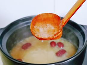 看晶莹透明，色白如银，这样就熬好啦！