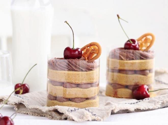 解决烤残的蛋糕卷：凹一造型围上慕斯圈，樱桃黑糖蛋糕立马变高大上