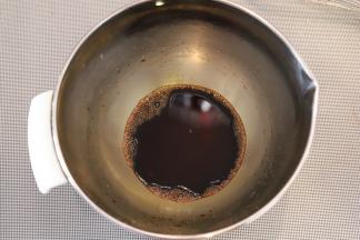 1. 黑糖用开水化匀放凉。